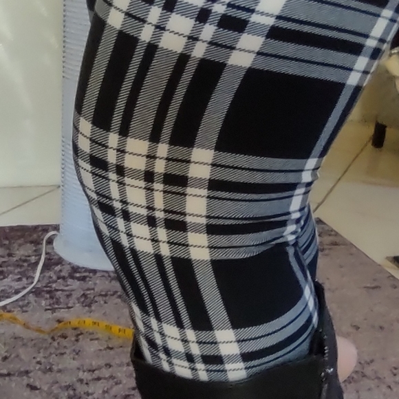 New Plaid Leggings 13-14 however tag says Large Soft, Stylish compress to - Picture 11 of 14